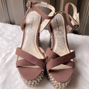 WET SEAL CHOCOLATE & BROWN WEDGE DESIGN (BRAND NEW)